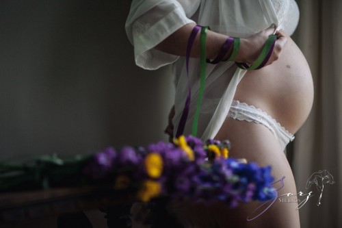 Making Up: Maternity Session for a MUA | Zorz Studios