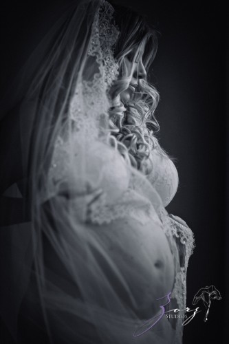 Making Up: Maternity Session for a MUA | Zorz Studios