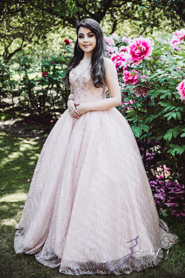 Regalo: Loving Parents Give a Gift of All-Day Quinceanera Photography by Zorz Studios (25)