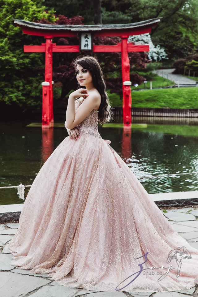 Regalo: Loving Parents Give a Gift of All-Day Quinceanera Photography by Zorz Studios (18)