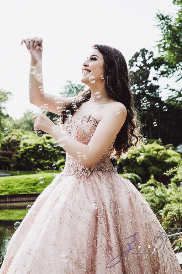 Regalo: Loving Parents Give a Gift of All-Day Quinceanera Photography by Zorz Studios (16)