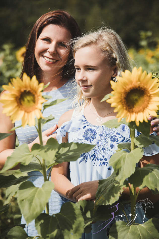Field Trap: Sunflower Field Photoshoot for Three Families by Zorz Studios (32)