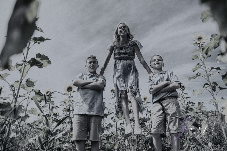 Field Trap: Sunflower Field Photoshoot for Three Families by Zorz Studios (19)