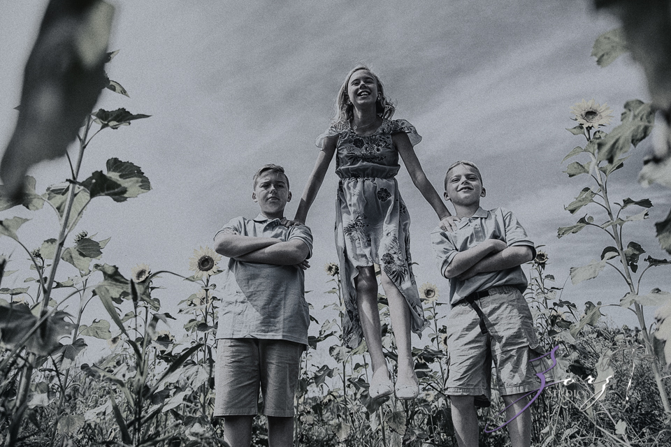 Field Trap: Sunflower Field Photoshoot for Three Families by Zorz Studios (19)