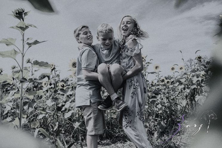 Field Trap: Sunflower Field Photoshoot for Three Families by Zorz Studios (18)
