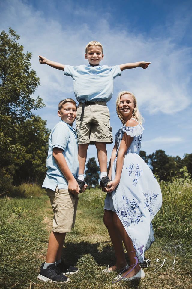 Field Trap: Sunflower Field Photoshoot for Three Families by Zorz Studios (7)