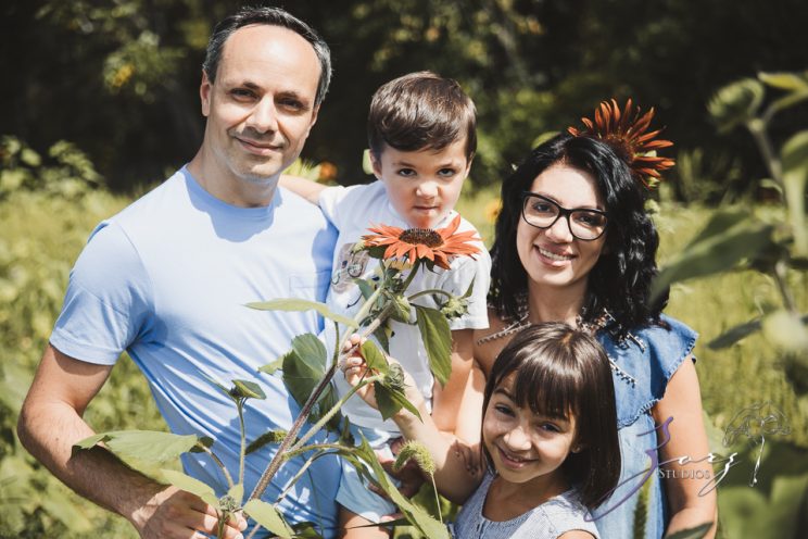 Field Trap: Sunflower Field Photoshoot for Three Families by Zorz Studios (14)