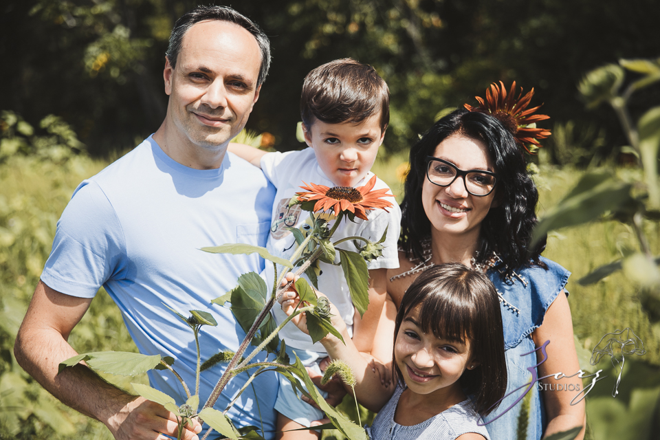 Field Trap: Sunflower Field Photoshoot for Three Families by Zorz Studios (14)