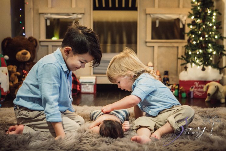 Jingle: Christmas Family Cheers for a Newborn by Zorz Studios